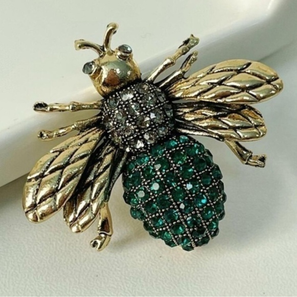 ✨Gold Bee Brooch with Emerald Green Crystal Body - Women's Jewelry